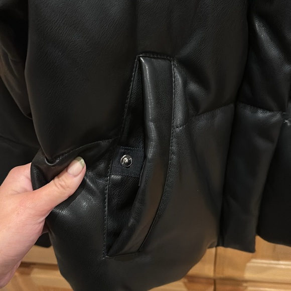Abercrombie Women’s A&F Vegan Leather Mini Puffer - Picture 3 of 6
